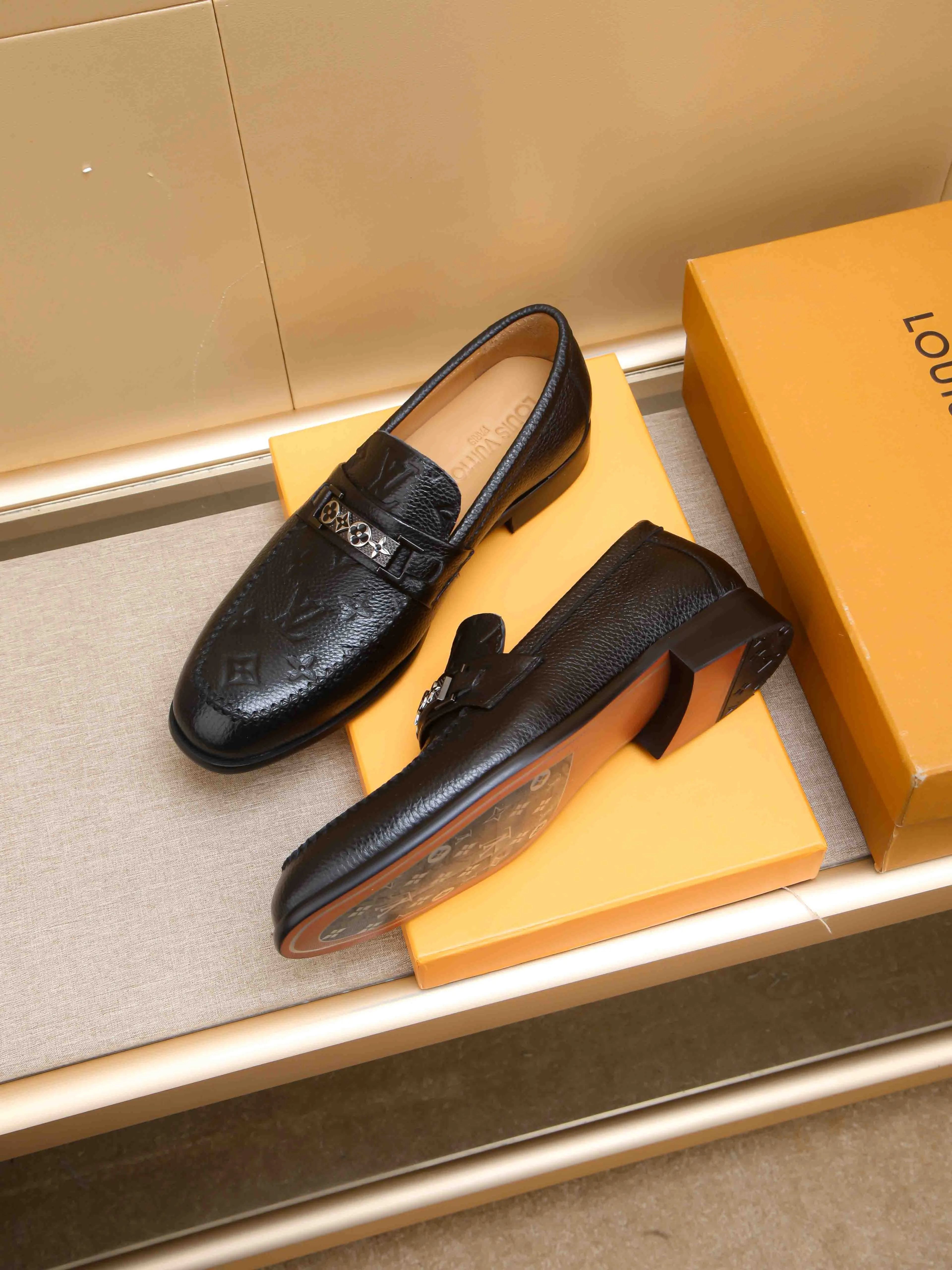 Men's shoes 💰 460 💰 Louis Vuitton LV ® 🆕 model 🔛Full shoe counter, first layer cowhide, 🐂leather lined casual shoes for men, super soft outsole, essential for driving. Counter synchronization, original first layer cowhide, completely 1:1 mold customization🌹top version, color optional! Number: 39-44 (customized at 38.45)